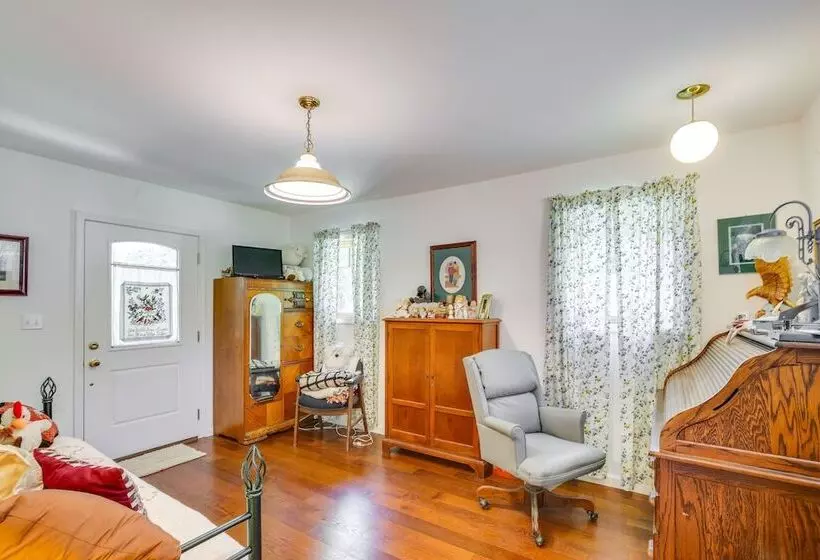 Spacious & Secluded Shook Home W/ Private Hot Tub!