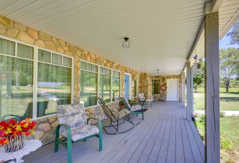 Spacious & Secluded Shook Home W/ Private Hot Tub!