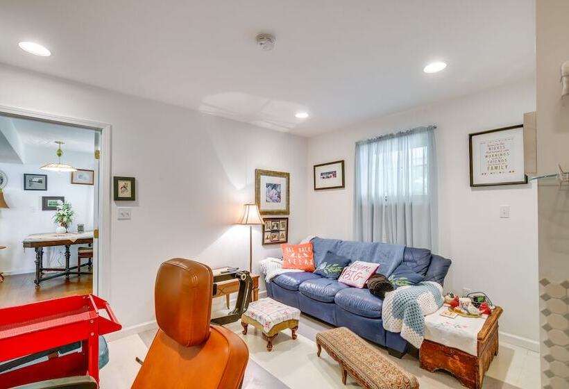 Spacious & Secluded Shook Home W/ Private Hot Tub!