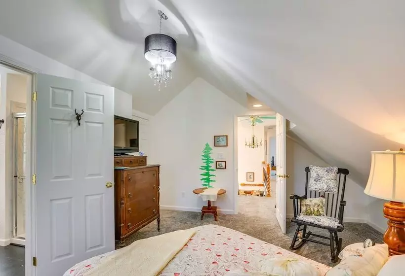 Spacious & Secluded Shook Home W/ Private Hot Tub!