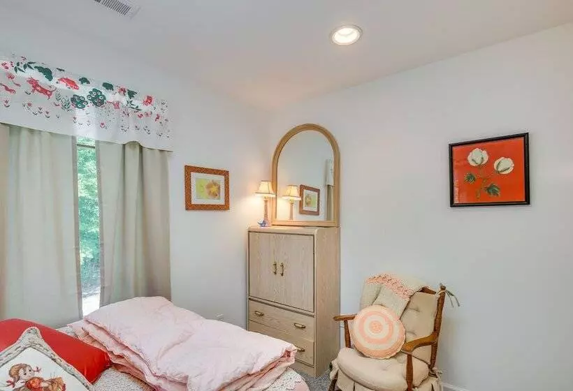 Spacious & Secluded Shook Home W/ Private Hot Tub!