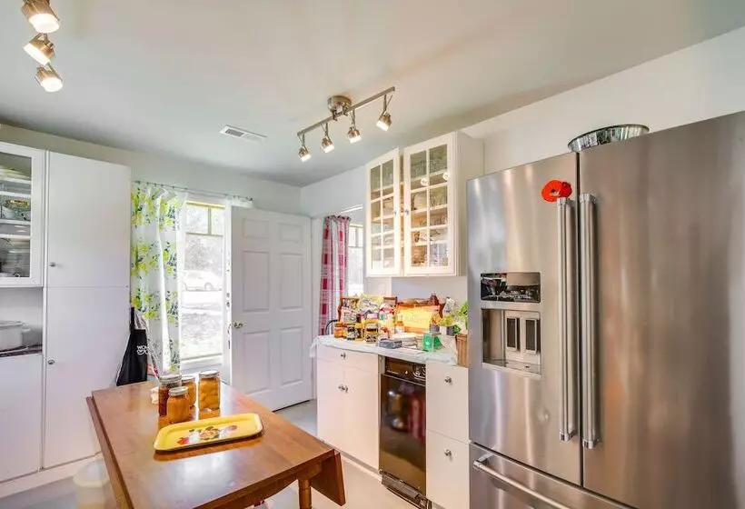 Spacious & Secluded Shook Home W/ Private Hot Tub!