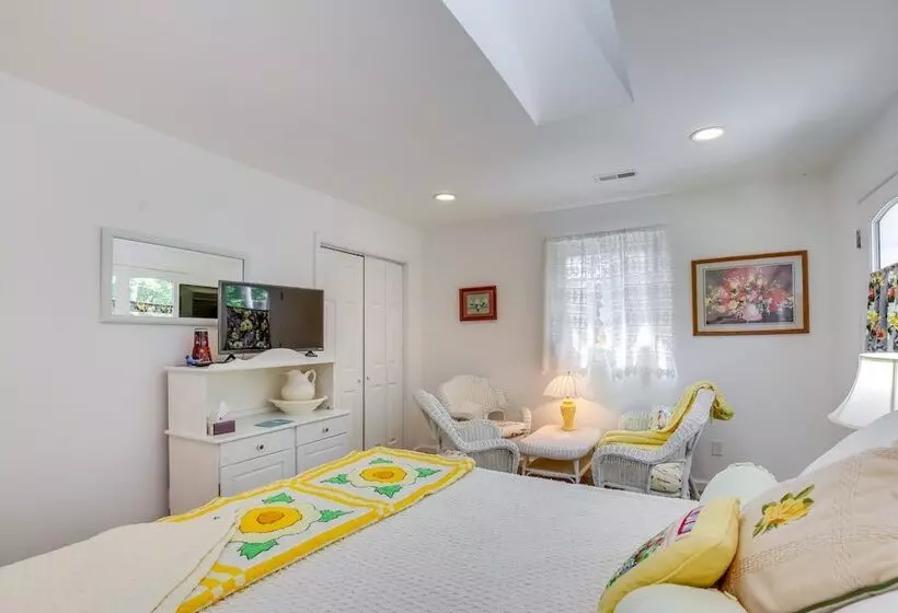 Spacious & Secluded Shook Home W/ Private Hot Tub!