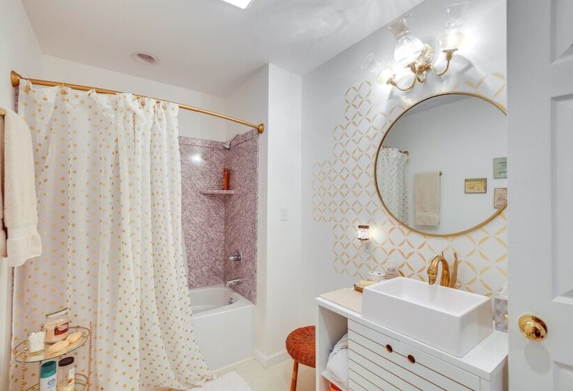 Spacious & Secluded Shook Home W/ Private Hot Tub!