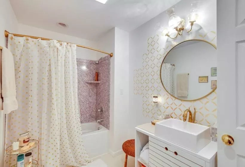 Spacious & Secluded Shook Home W/ Private Hot Tub!