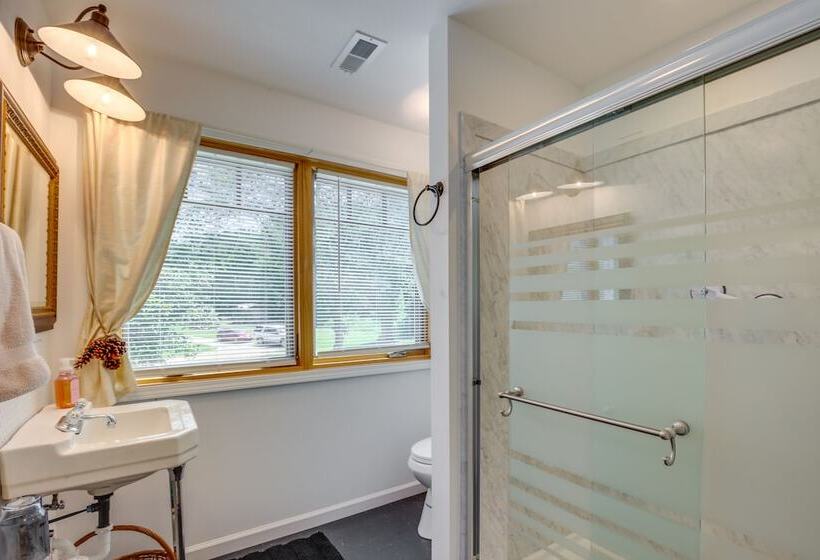 Spacious & Secluded Shook Home W/ Private Hot Tub!