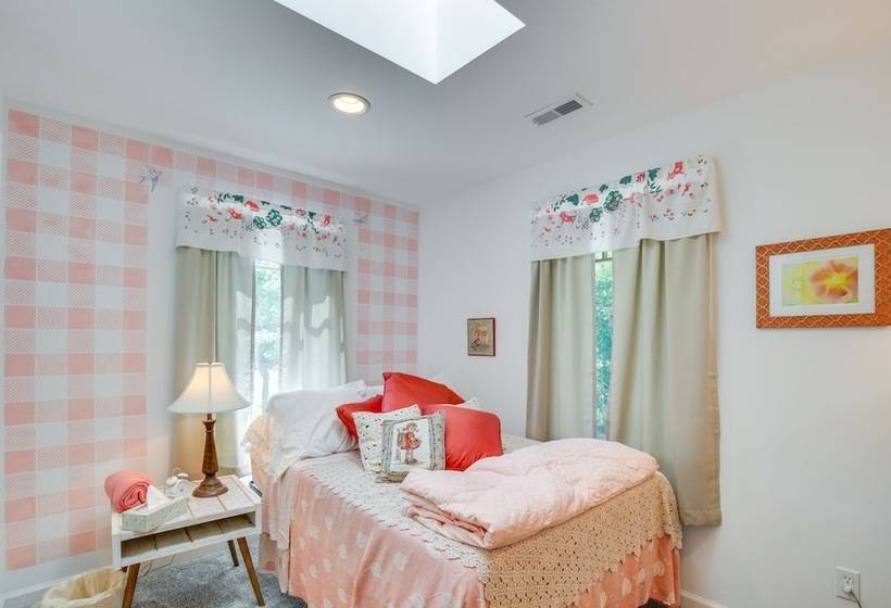 Spacious & Secluded Shook Home W/ Private Hot Tub!