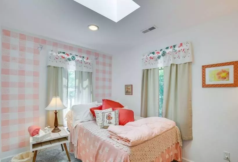 Spacious & Secluded Shook Home W/ Private Hot Tub!