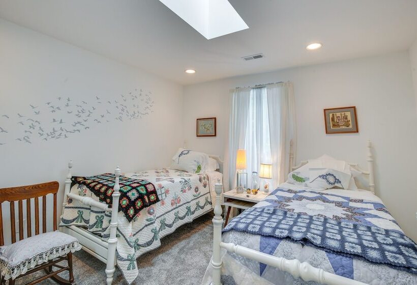 Spacious & Secluded Shook Home W/ Private Hot Tub!