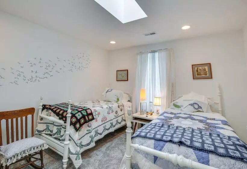 Spacious & Secluded Shook Home W/ Private Hot Tub!