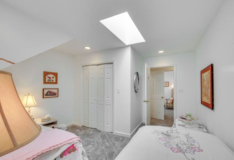 Spacious & Secluded Shook Home W/ Private Hot Tub!