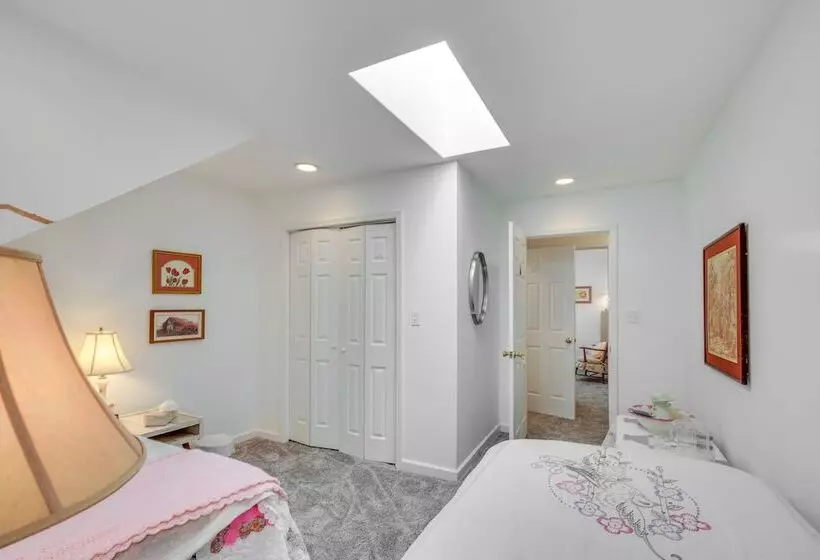 Spacious & Secluded Shook Home W/ Private Hot Tub!