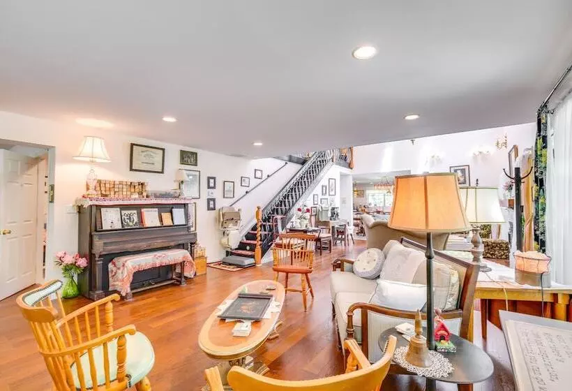 Spacious & Secluded Shook Home W/ Private Hot Tub!