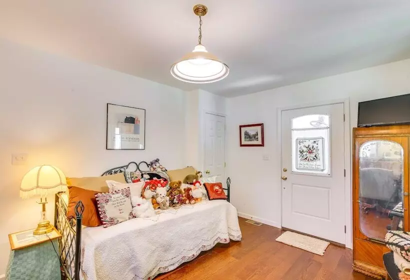 Spacious & Secluded Shook Home W/ Private Hot Tub!