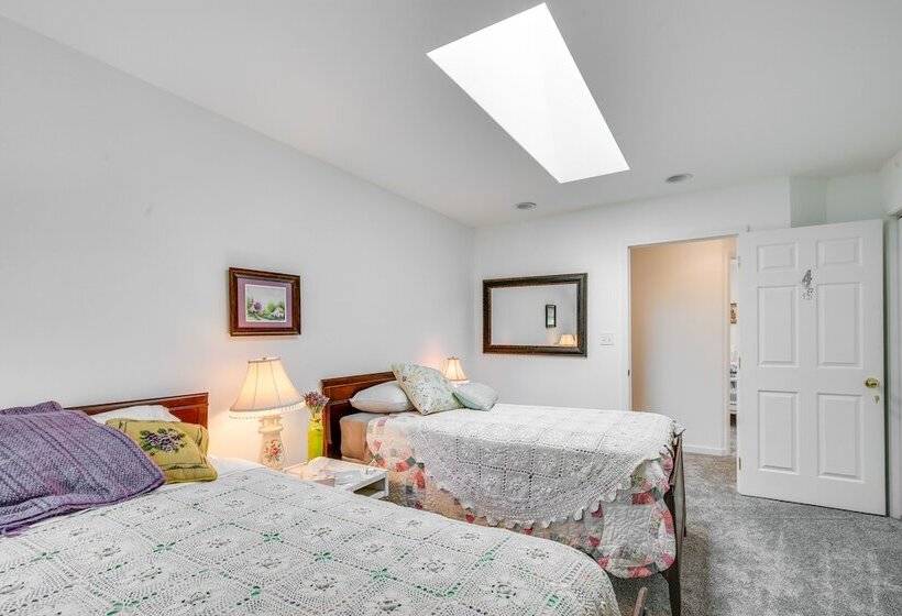 Spacious & Secluded Shook Home W/ Private Hot Tub!