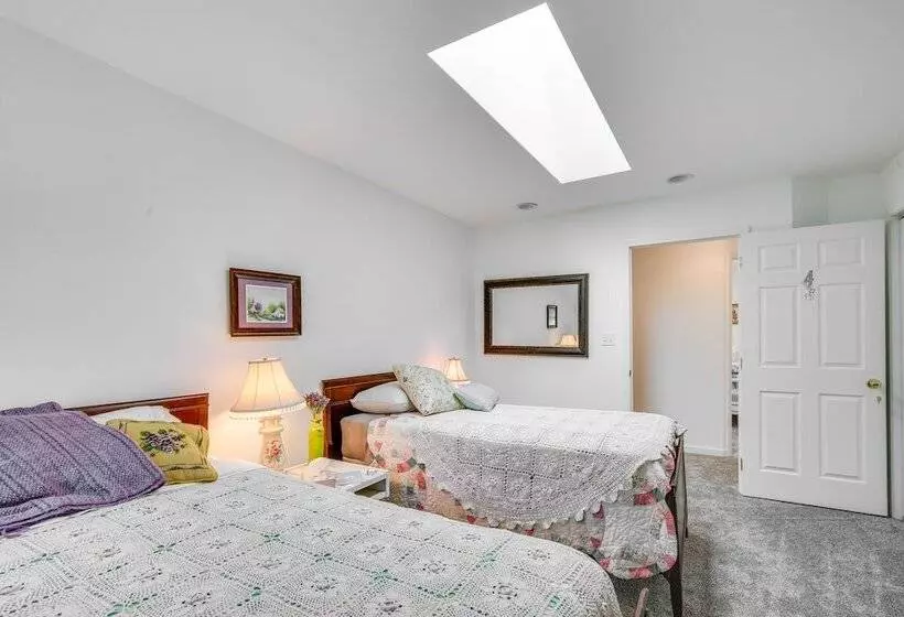 Spacious & Secluded Shook Home W/ Private Hot Tub!