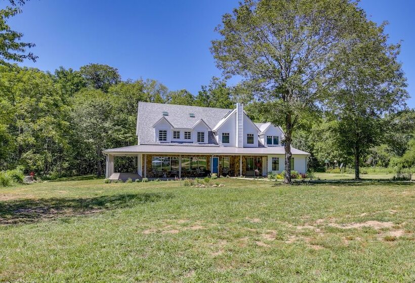 Spacious & Secluded Shook Home W/ Private Hot Tub!