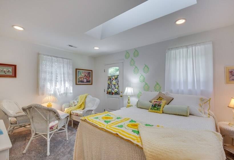 Spacious & Secluded Shook Home W/ Private Hot Tub!