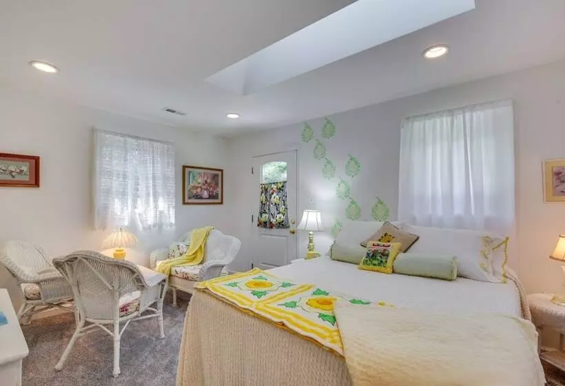 Spacious & Secluded Shook Home W/ Private Hot Tub!