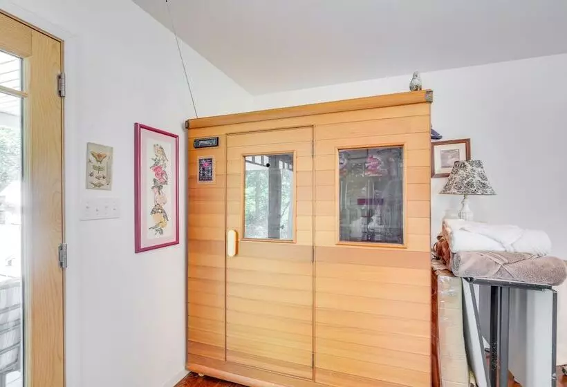 Spacious & Secluded Shook Home W/ Private Hot Tub!