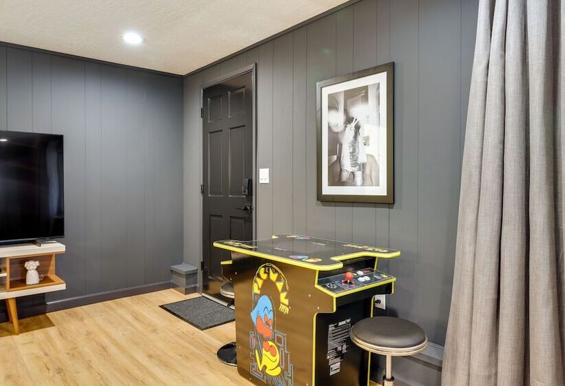 Deck & Fire Pit: Stunning Twain Harte Cabin!