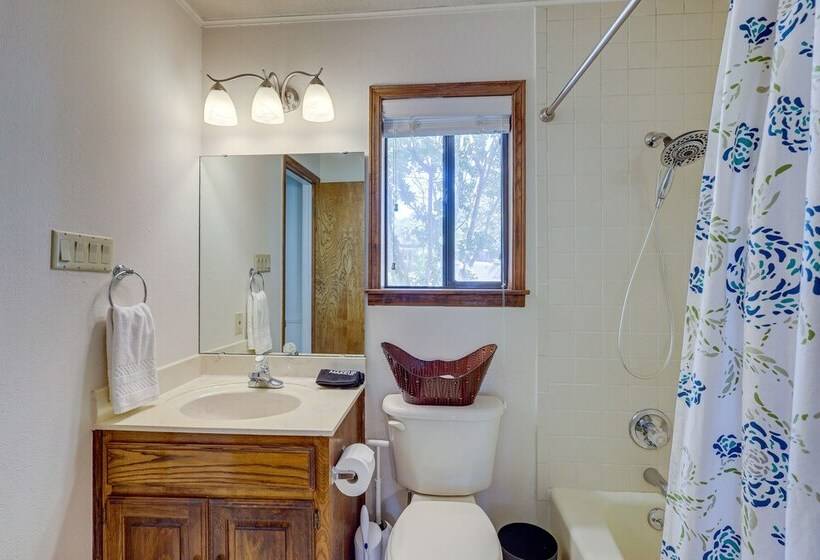 Deck + Cliffside Belton Lake Views: Temple Retreat