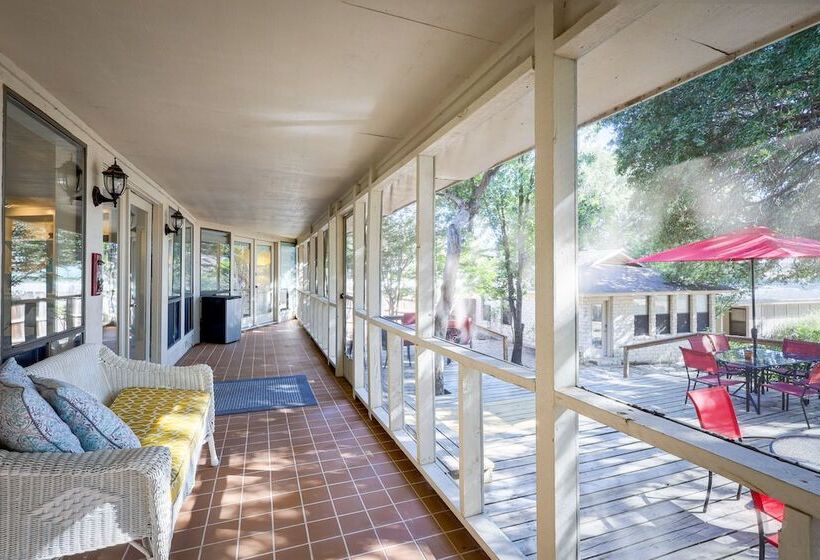 Deck + Cliffside Belton Lake Views: Temple Retreat