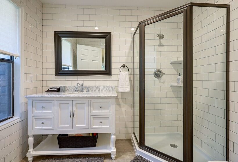 Deck + Cliffside Belton Lake Views: Temple Retreat