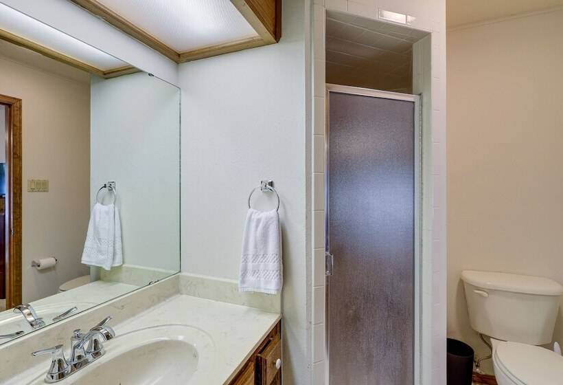 Deck + Cliffside Belton Lake Views: Temple Retreat