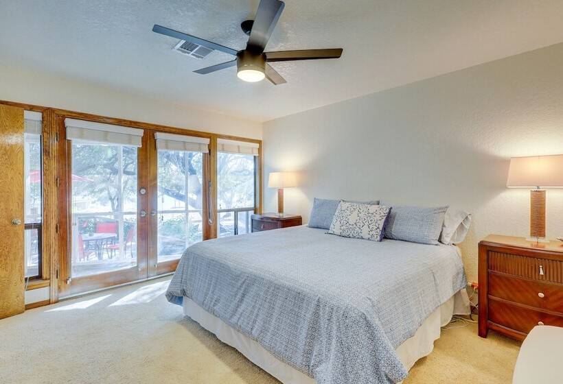 Deck + Cliffside Belton Lake Views: Temple Retreat