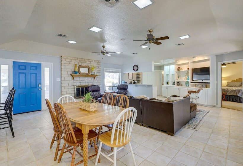 Deck + Cliffside Belton Lake Views: Temple Retreat