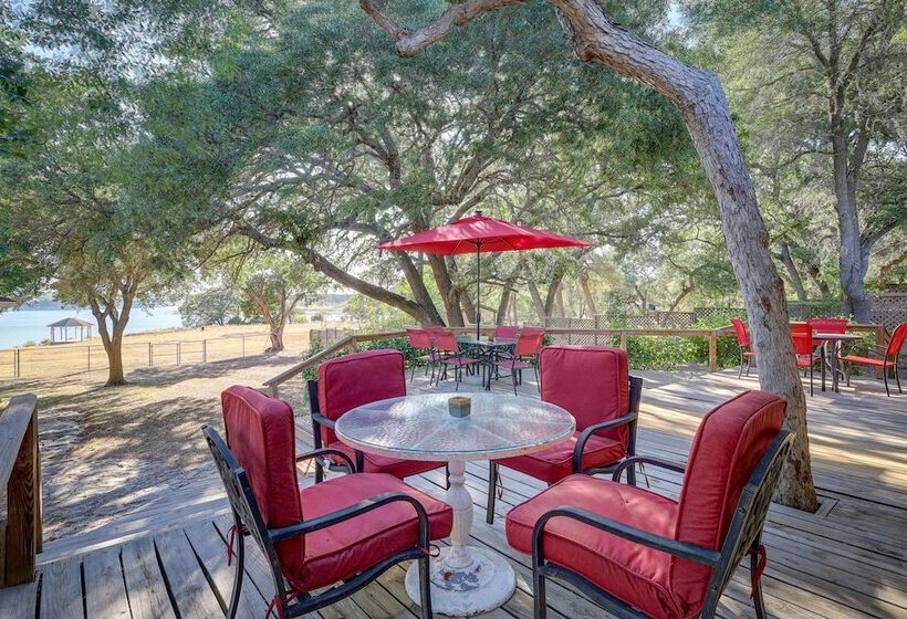 Deck + Cliffside Belton Lake Views: Temple Retreat