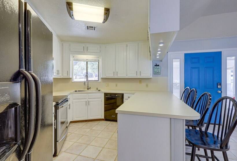 Deck + Cliffside Belton Lake Views: Temple Retreat