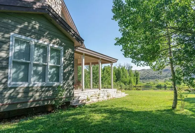 Tranquil Wyoming Cabin Near Uintas   105 Acres!
