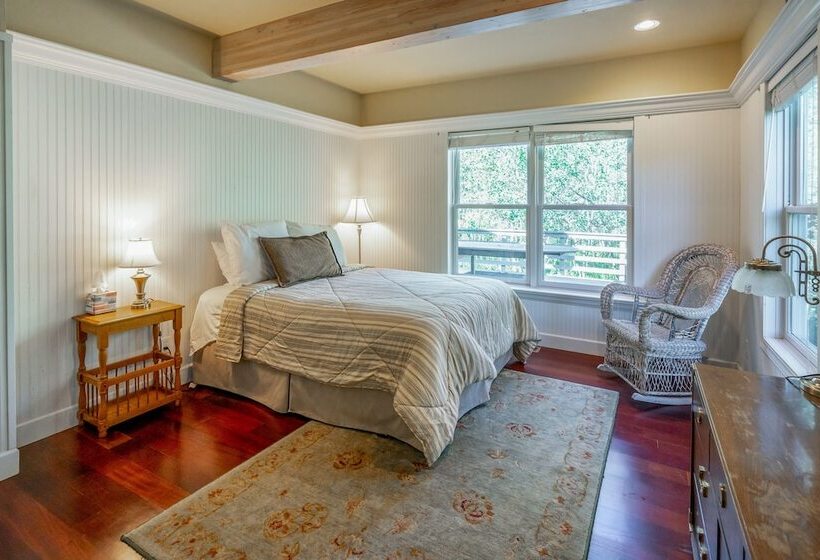 Tranquil Wyoming Cabin Near Uintas 105 Acres!