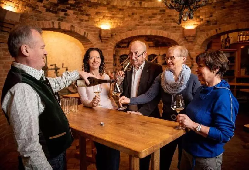 Hotelli Wirtshausbrennerei Krenn