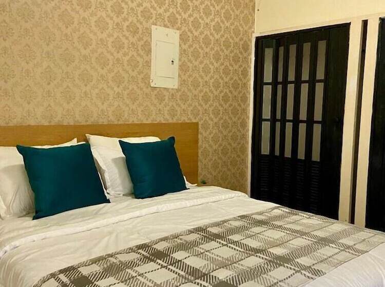 هتل Botanic Garden Hostal