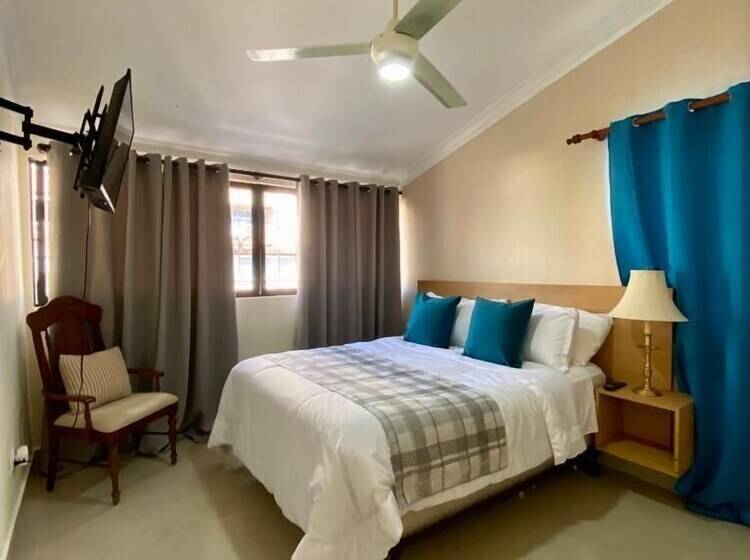 هتل Botanic Garden Hostal