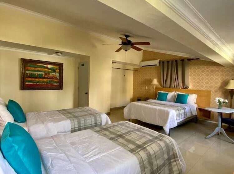 هتل Botanic Garden Hostal