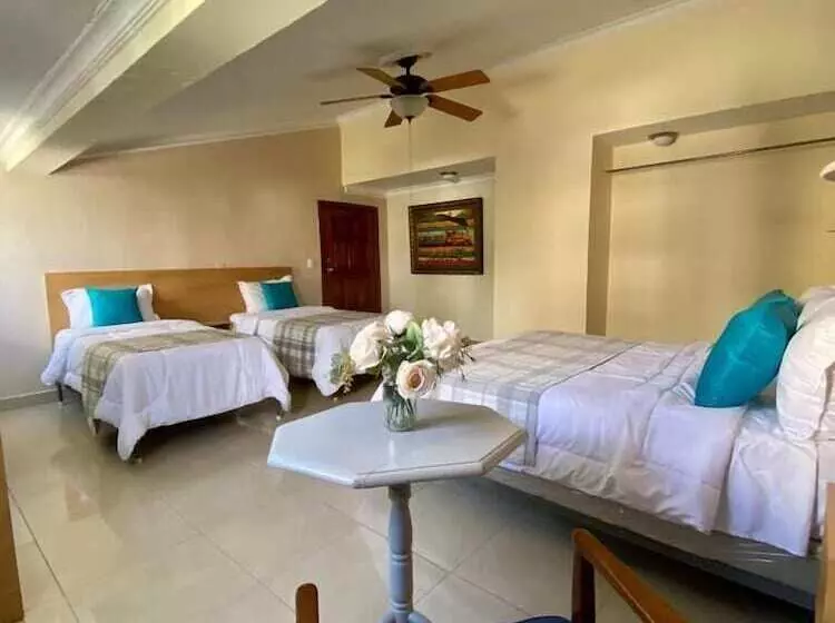 هتل Botanic Garden Hostal