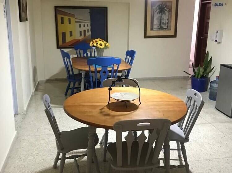 هتل Botanic Garden Hostal