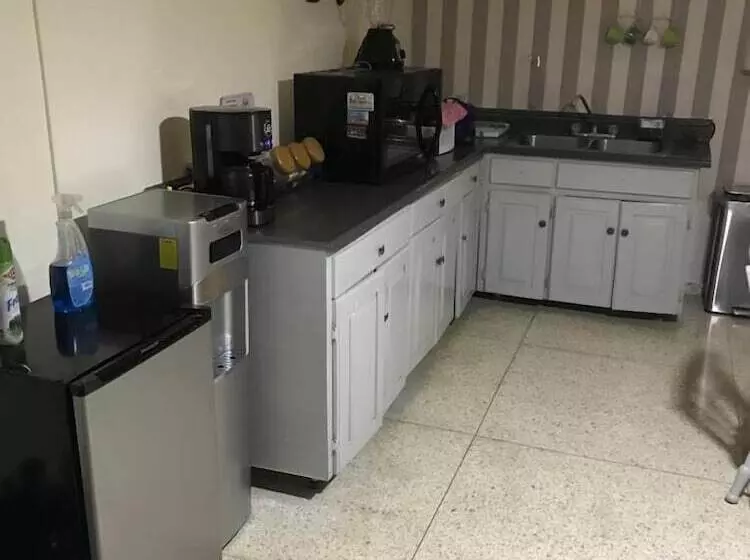 هتل Botanic Garden Hostal