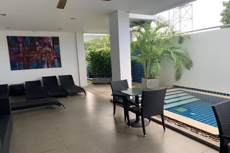 One World One Home Naiharn Hotel By Zuzu