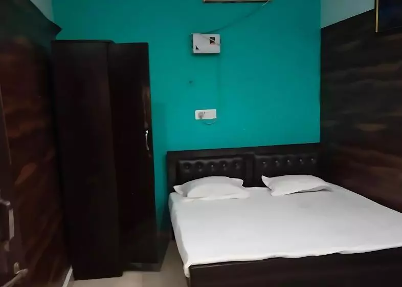 Shriveni Madhav Hotel Near Kalindi Floating Restaurant