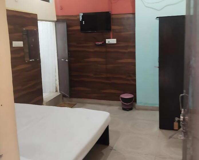 Shriveni Madhav Hotel Near Kalindi Floating Restaurant