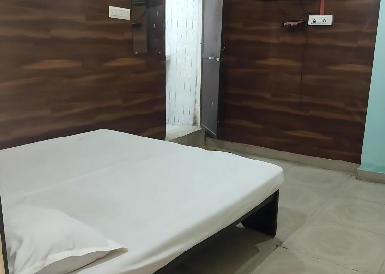 Shriveni Madhav Hotel Near Kalindi Floating Restaurant