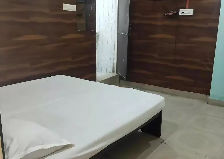 Shriveni Madhav Hotel Near Kalindi Floating Restaurant