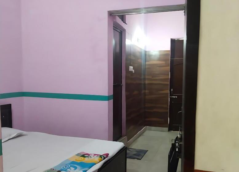 Shriveni Madhav Hotel Near Kalindi Floating Restaurant