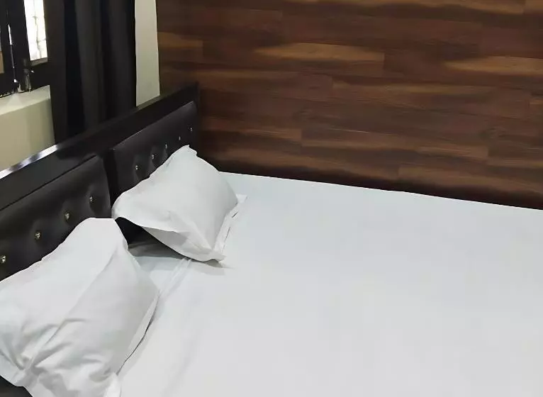 Shriveni Madhav Hotel Near Kalindi Floating Restaurant