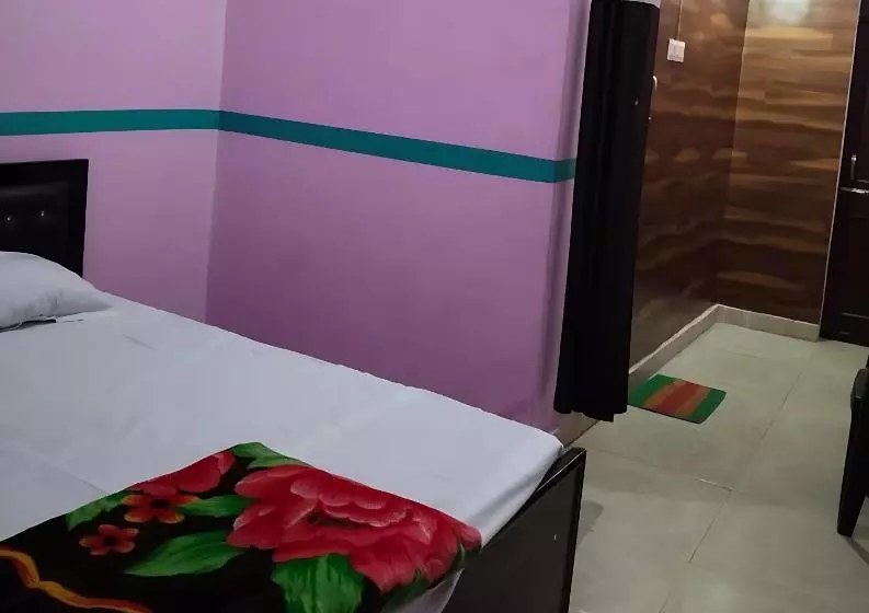 Shriveni Madhav Hotel Near Kalindi Floating Restaurant